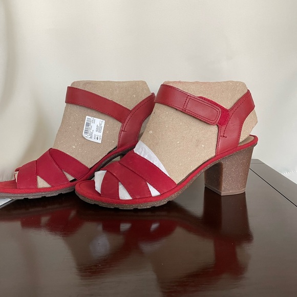 New Clarks, red chunky heel sandals, size 9 , never worn in a box - Picture 2 of 6